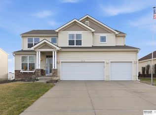2121 Glacier Dr, Papillion, NE 68046