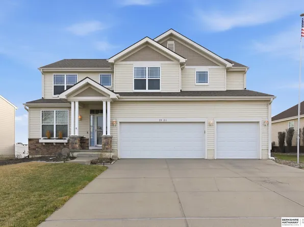 2121 Glacier Dr, Papillion, NE 68046