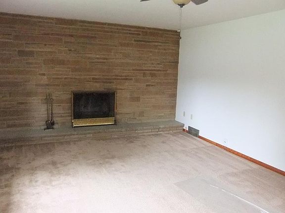Full wall raised hearth f/p in living room