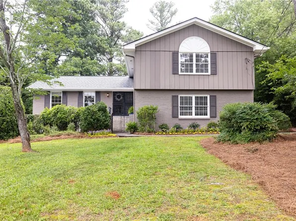 1300 Holly Bank Cir, Dunwoody, GA 30338