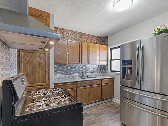 5th image of 625 SE 12th St