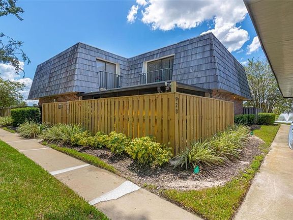 2nd image of 923 Royal Oak Blvd