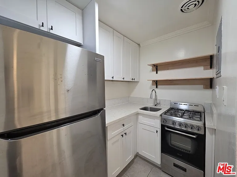 2400 Vanderbilt Ln #2400A — Photo 9