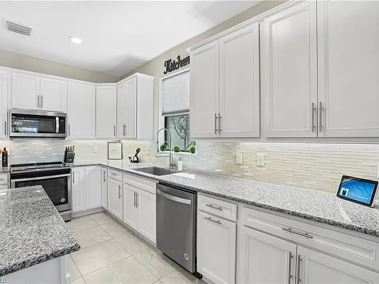 2077 Hamlin St — Photo 10