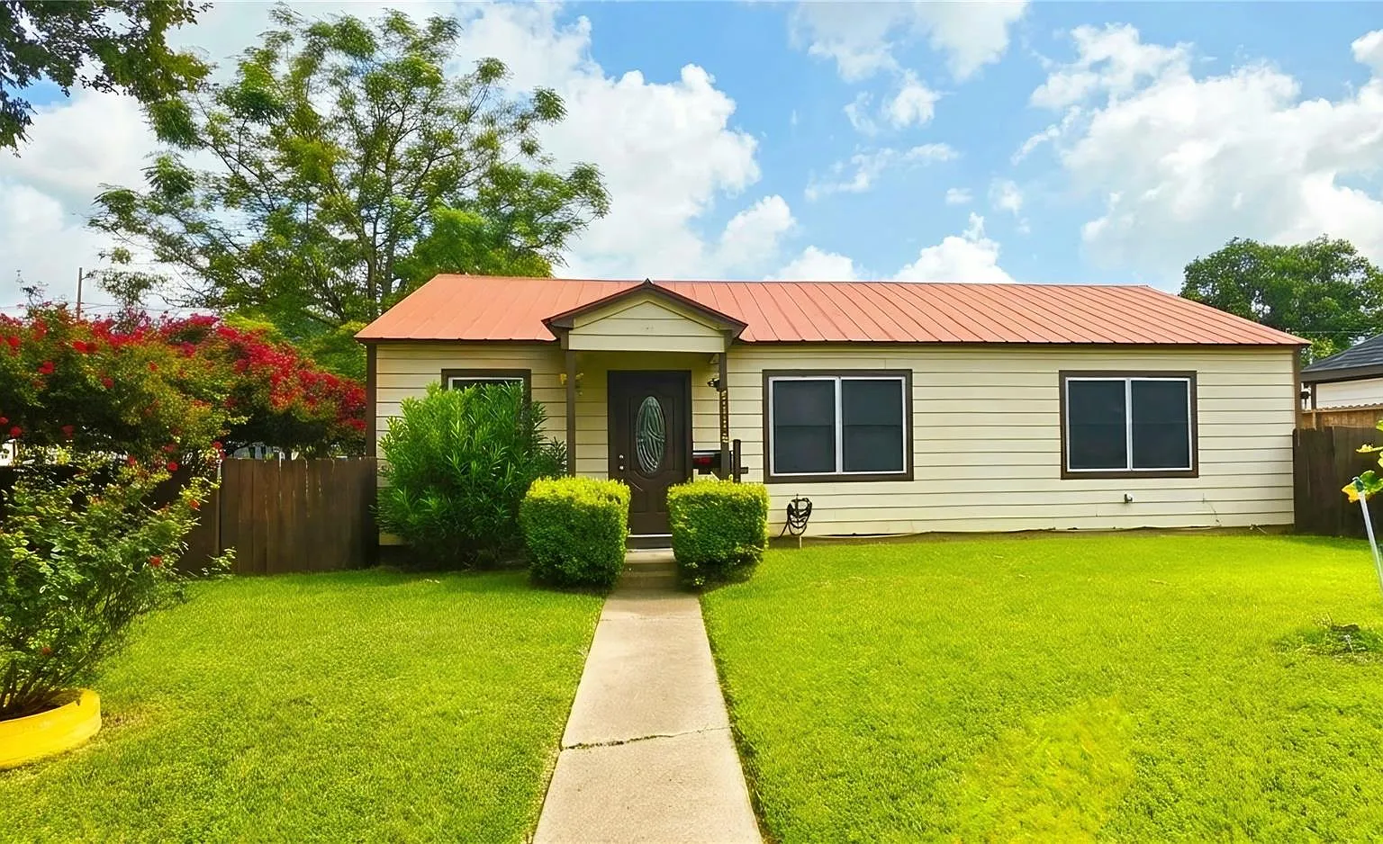 3 bed, 1.0 bath, 1017 sqft, $1,650 — Photo 2
