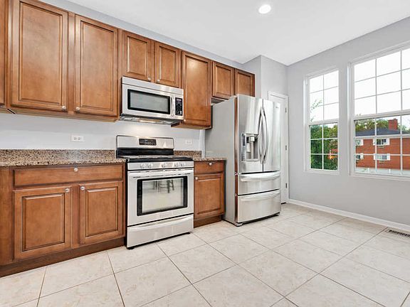 4th image of 915 E Hamlin Ln