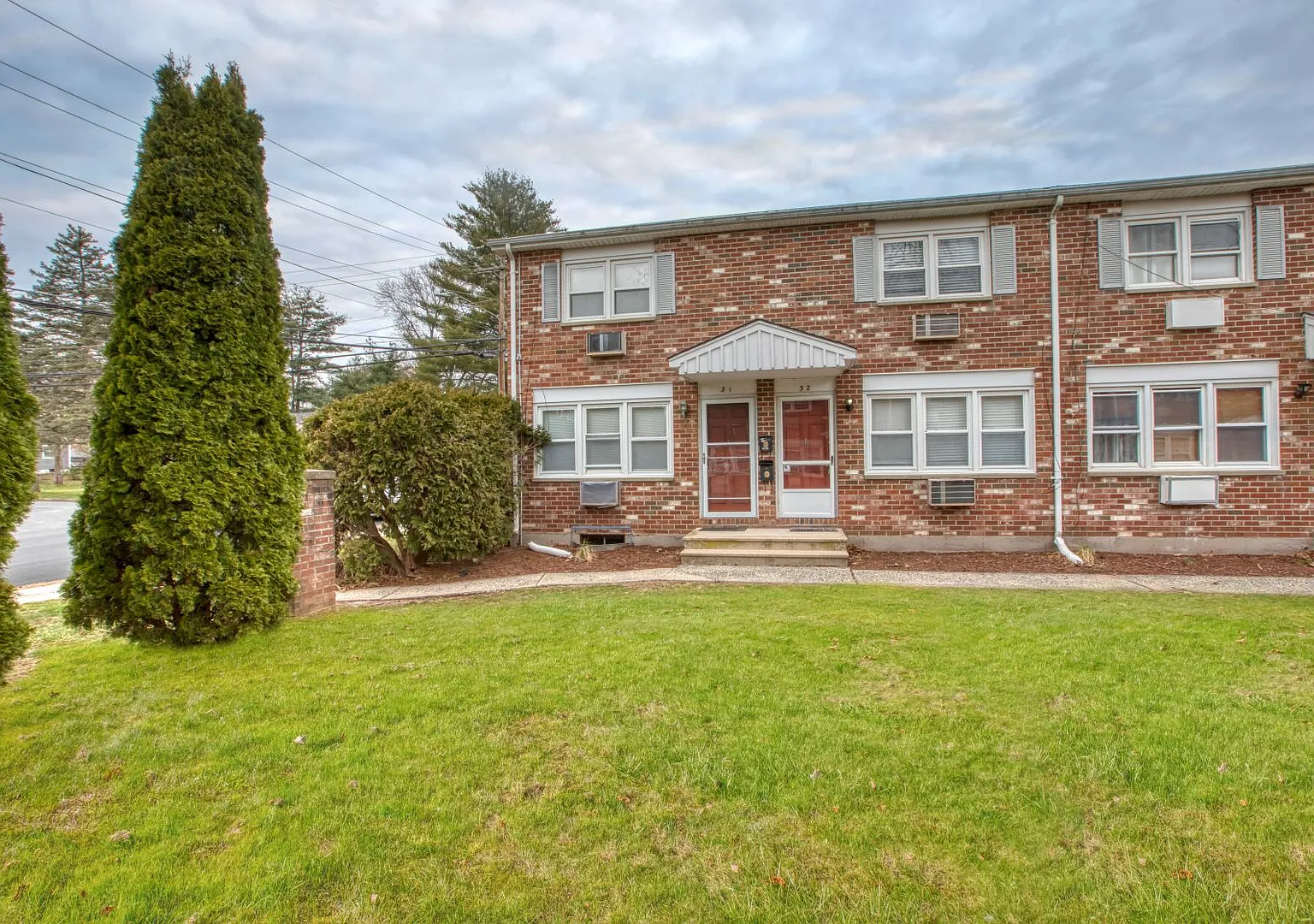 Beautiful two-bedroom townhouse condo with open floor plan — Photo 1