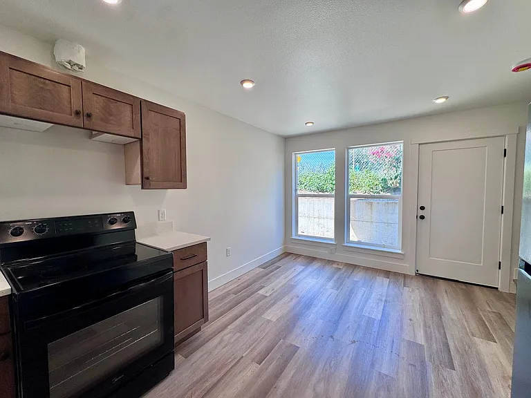 Brand New, Beautiful Townhomes! 2 & 3 Bedrm Units Available — Photo 33