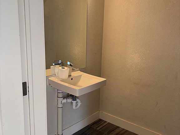 4th image of 5366 Allison St #B