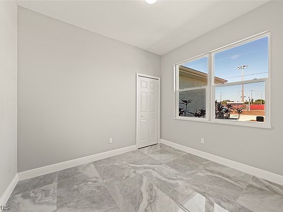 5th image of 897 Iris Dr