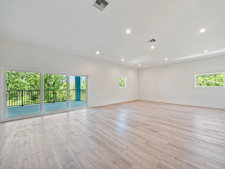 1033 Hammock Cir — Photo 23