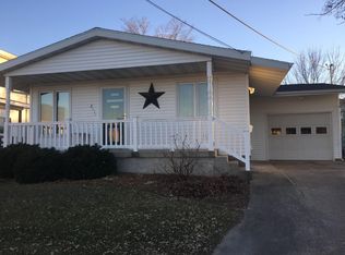 211 Liberty St, Manchester, IA 52057