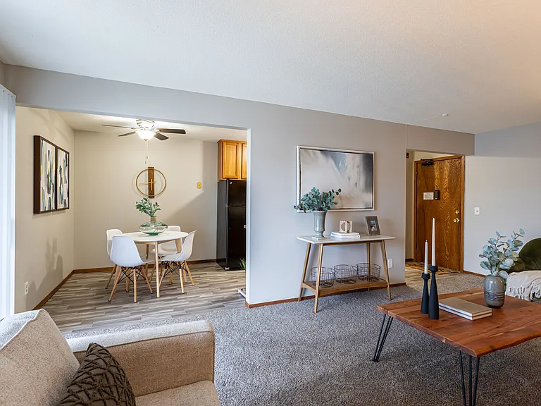 Royal Oaks Apartments — Photo 7