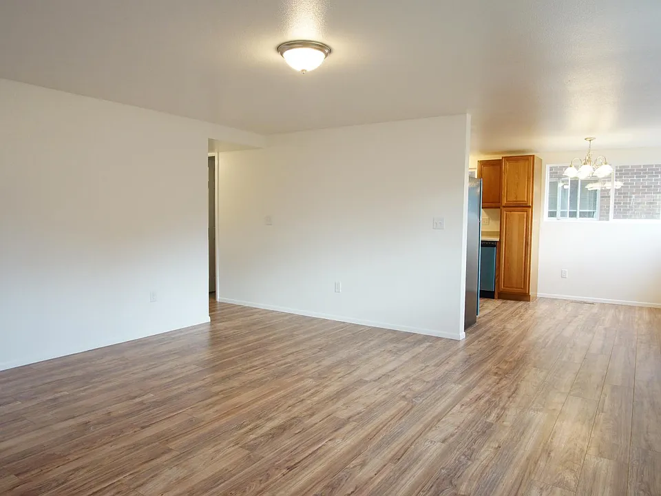 1121 Gard Pl