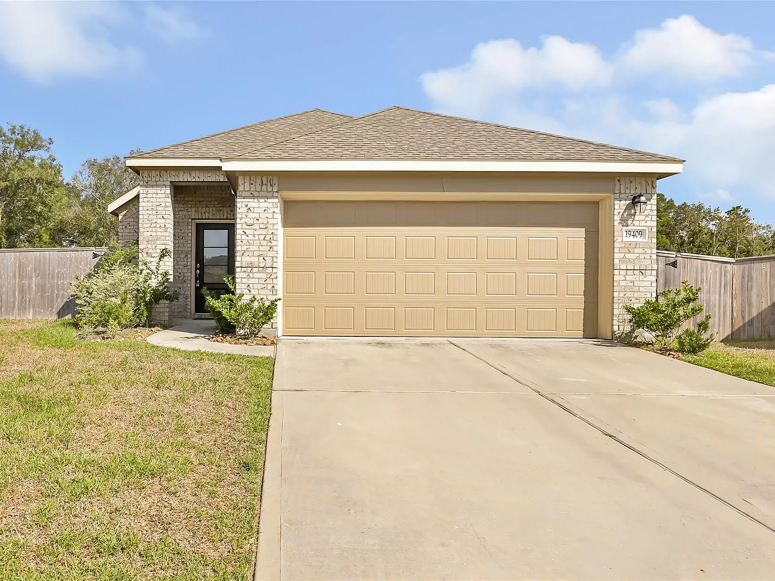 3 bed, 2.0 bath, 1515 sqft, $2,000 — Photo 1
