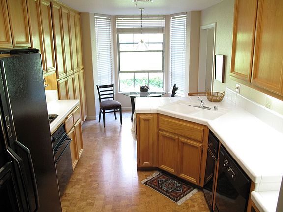 Kitchen w/ Breakfast nook
