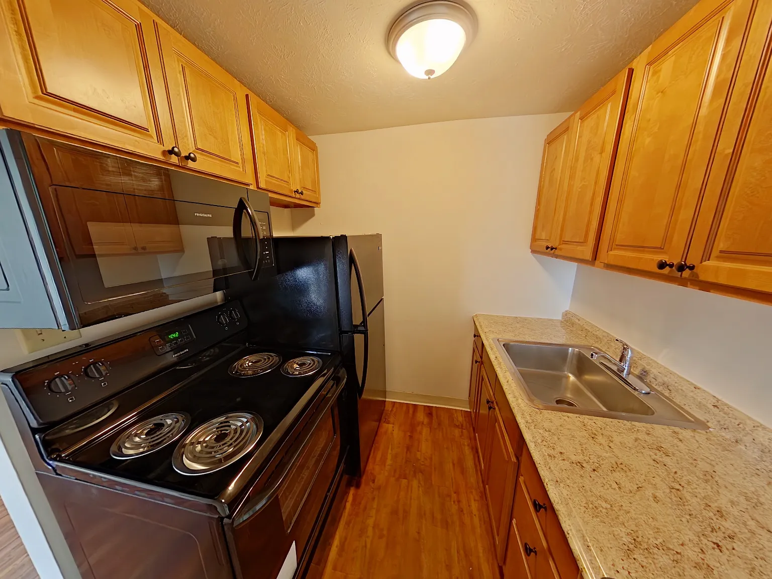 Canterbury Court Apartments — Photo 4