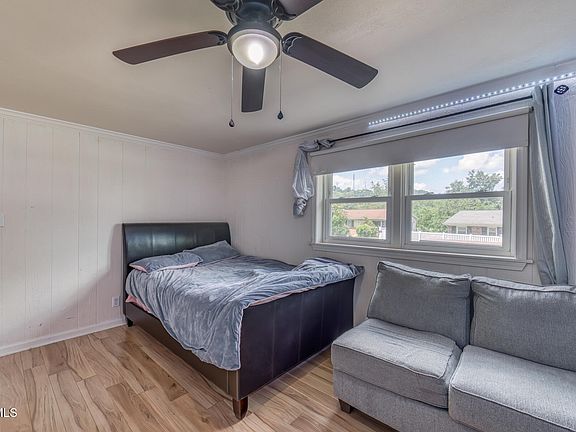 5th image of 170 Montrose Dr