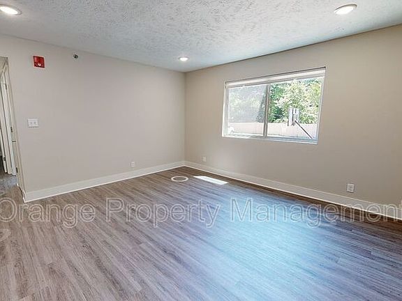 2nd image of 4001 Holdrege St #13