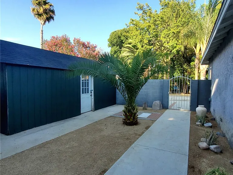 7121 Jumilla Ave — Photo 9