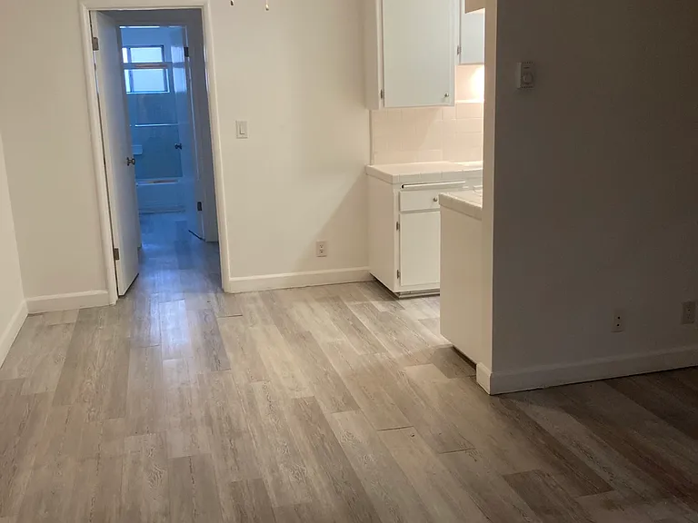 968 S Barrington Ave — Photo 3