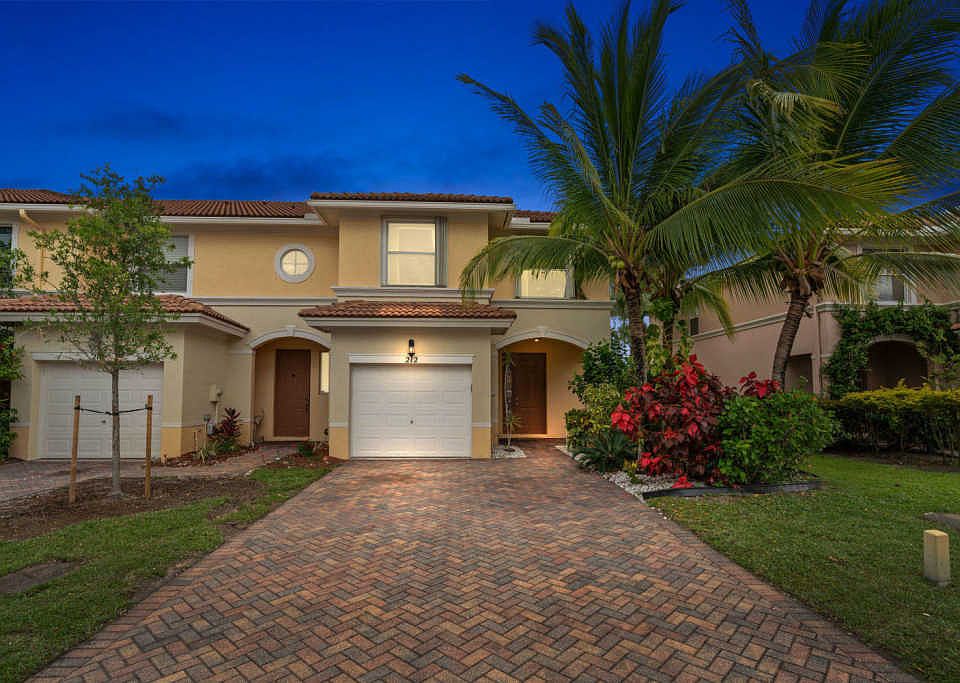 1st image of 212 Seminole Palms Dr