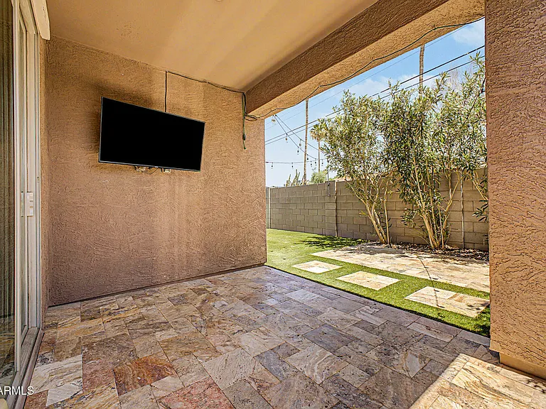 1619 N Hillcrest — Photo 30