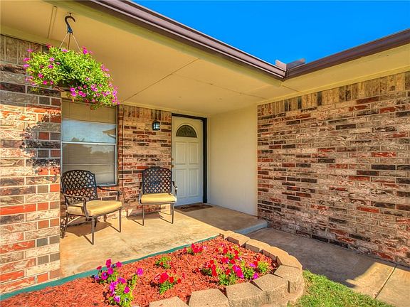 3rd image of 1204 Oakwood Dr