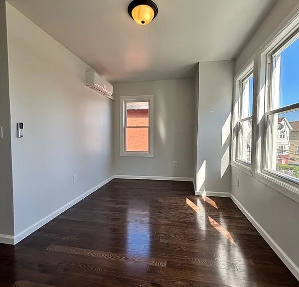 837 Penfield St — Photo 10
