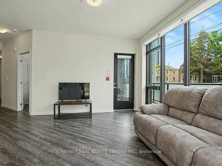 690 King St W #101 — Photo 15