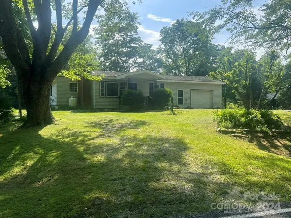 1323 Locust Grove Rd, Hendersonville, NC 28792