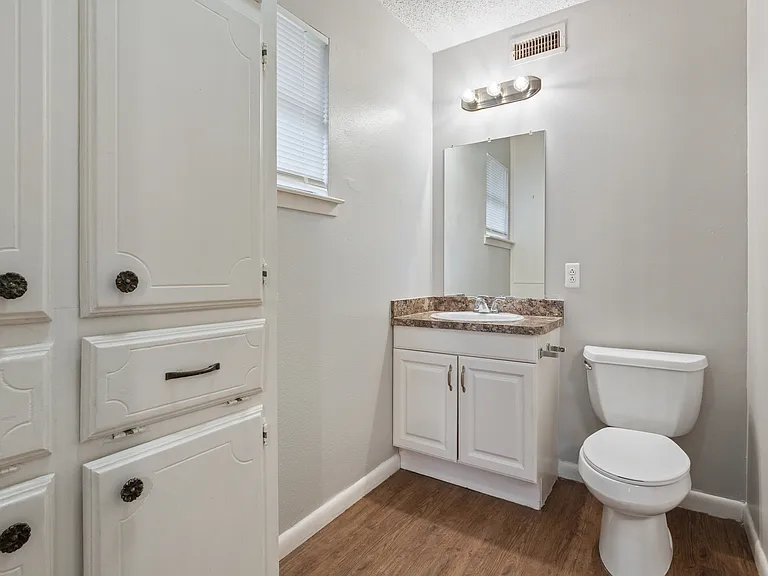 407 Crescent St — Photo 17