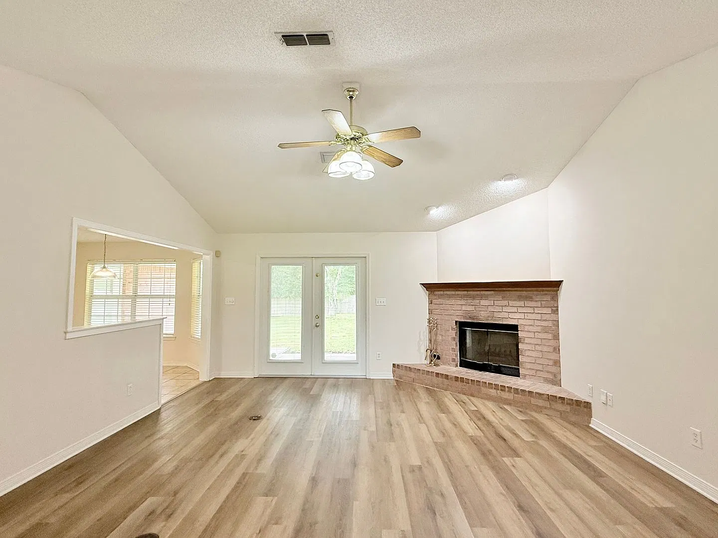 Spacious 4-Bedroom Home - Woodbine Springs — Photo 2