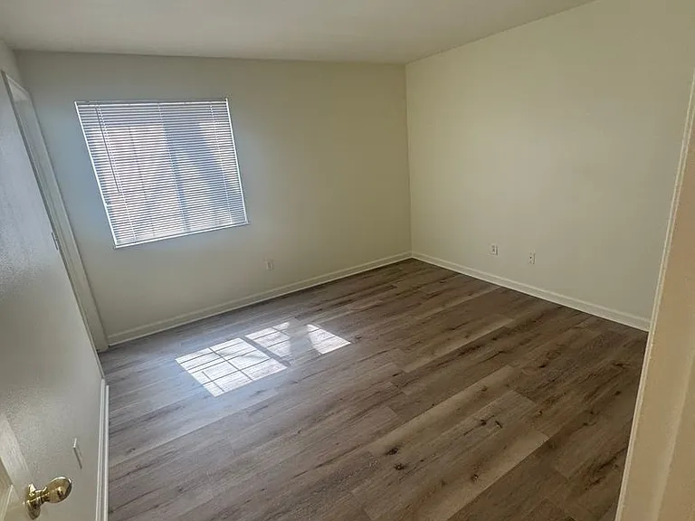 Highline Pointe Apts. — Photo 9