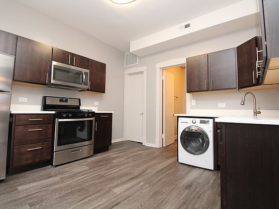3rd image of 2538 N California Ave APT 2S
