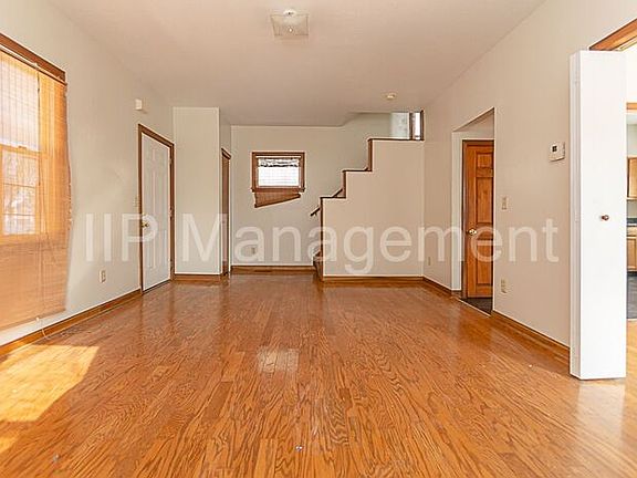 4th image of 829 Berwin St