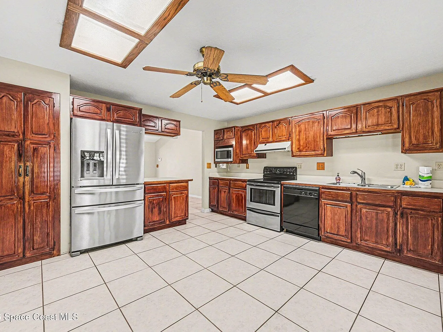 3 bed, 3.0 bath, 1734 sqft, $2,350 — Photo 3