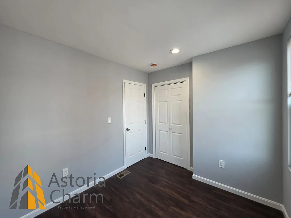 2920 E Madison St - 2920 E Madison St — Photo 3