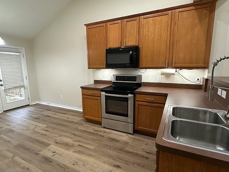 9000 Eastwood Ave — Photo 4