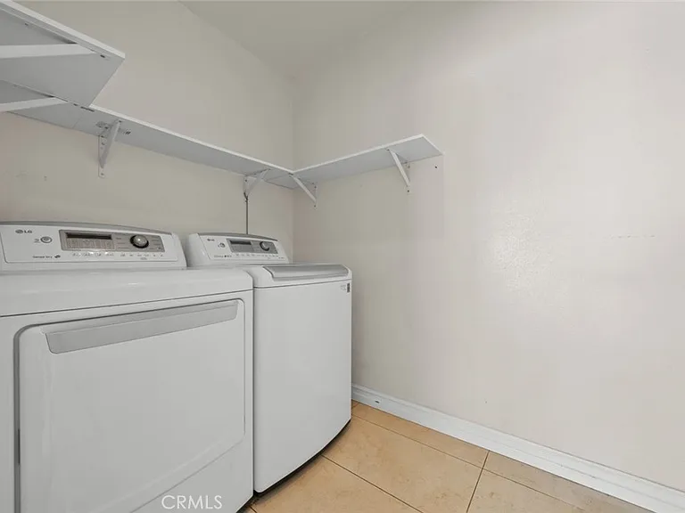 11252 Saticoy St — Photo 28