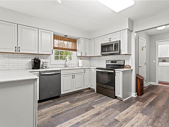 3rd image of 32160 Deerfield Dr