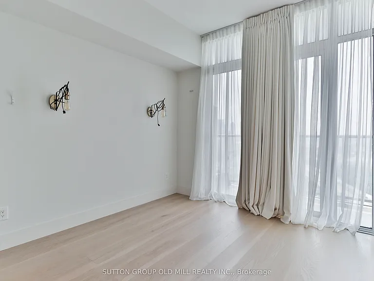 105 The Queensway #2110 — Photo 6