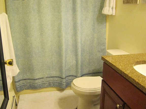 Full bath decked out in ceramic and granite