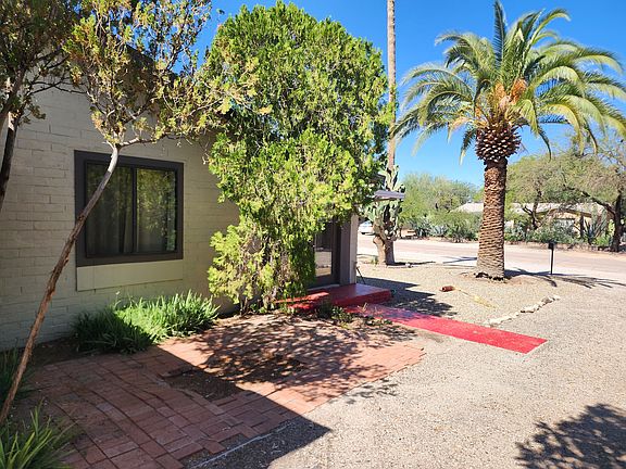 Street View
Driveway Entrance