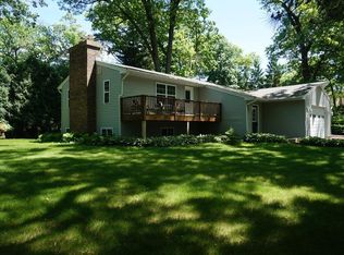 909 Juneau Dr, Fontana, WI 53125