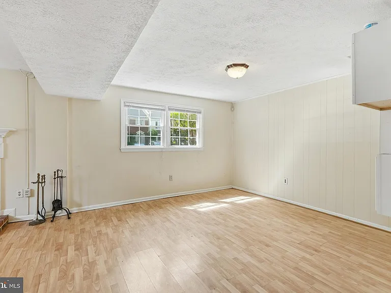 8031 Sleepy View Ln — Photo 32
