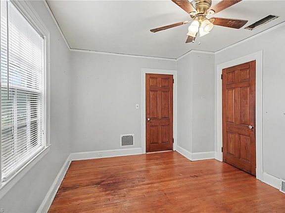 5th image of 112 Erwin St