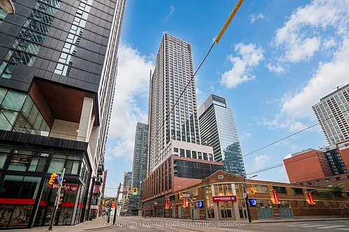 400 King St W Photo 1