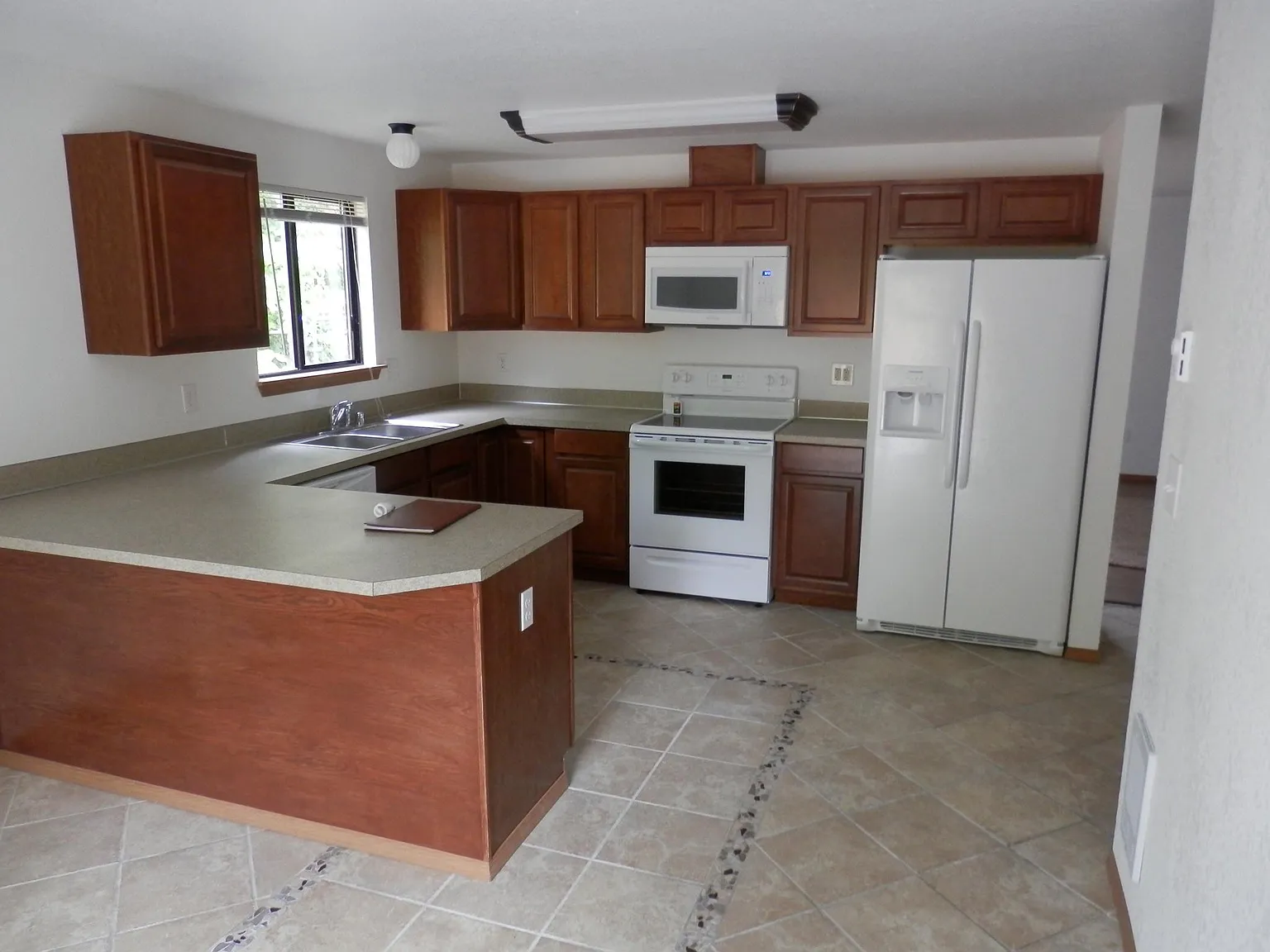 3 bed, 1074 sqft, $2,200 — Photo 2