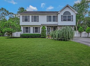 10 Marc Dr, Ridge, NY 11961